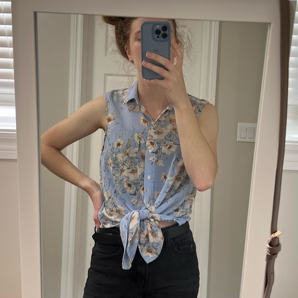 Floral Sleeveless Button Down Blouse - Picture 2 of 3